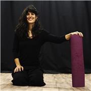 Soy profesora de vinyasa y hatha yoga. Más de siete años dando clase y diez como alumna. Ofrezco clases seguras y entretenidas que nos llevarán poco a poco a mejorar, sobre una base de respiración correcta y asanas. Verás los resultados desde las primeras